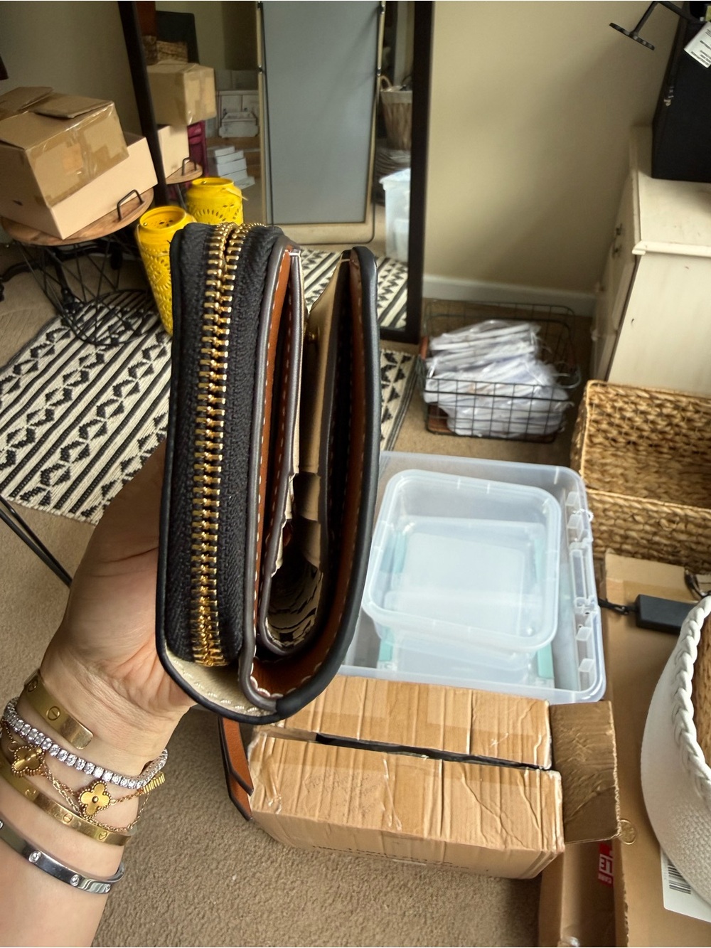 Tory Burch Black and Cream Logo Zip Wallet - Picture 4 of 8